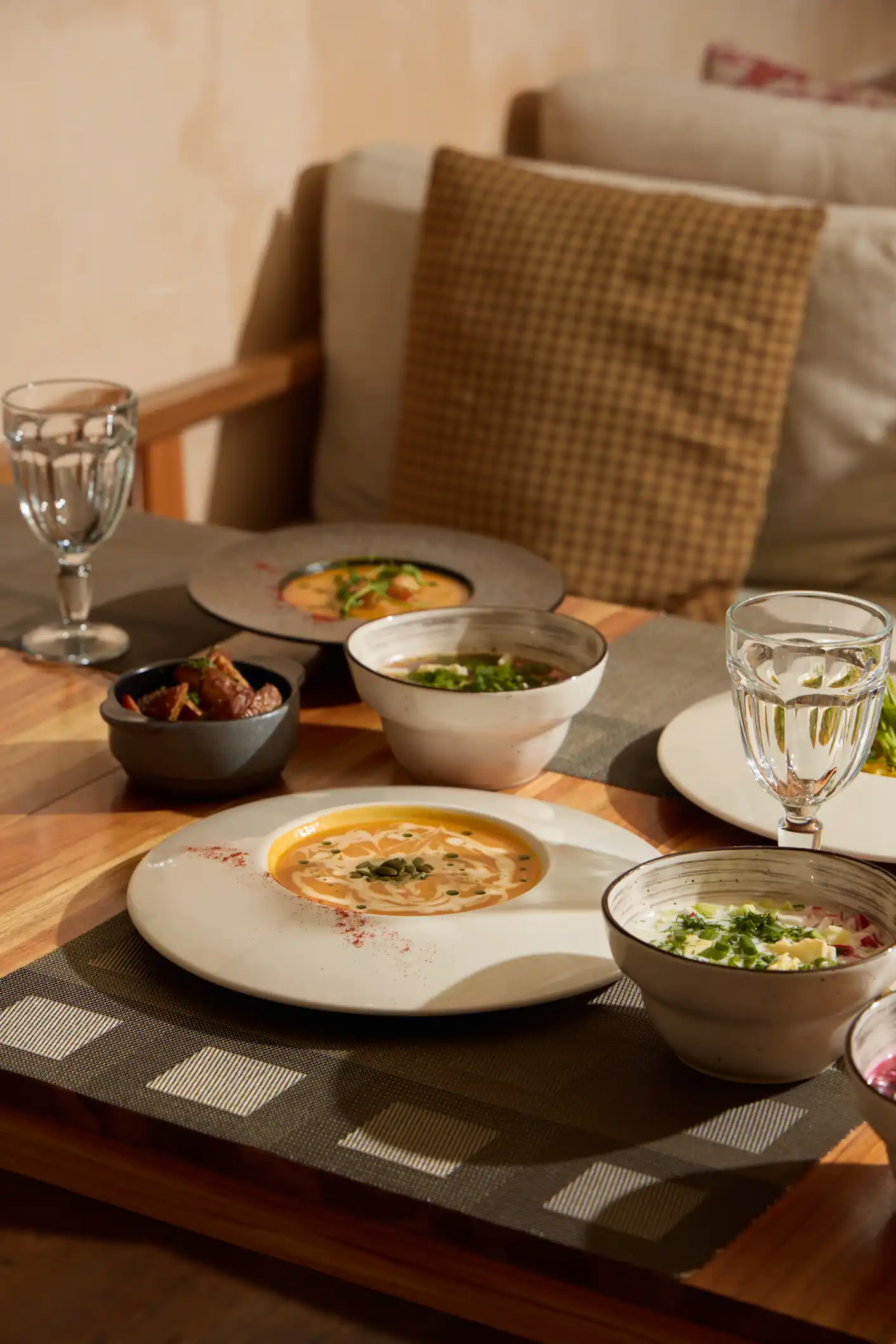 Experience an Elegant Dining Occasion Featuring Delicious Dishes and Beautiful Table Settings